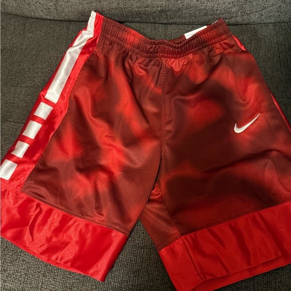 Nike Kids Red Athletic Shorts NEW - Picture 2 of 2